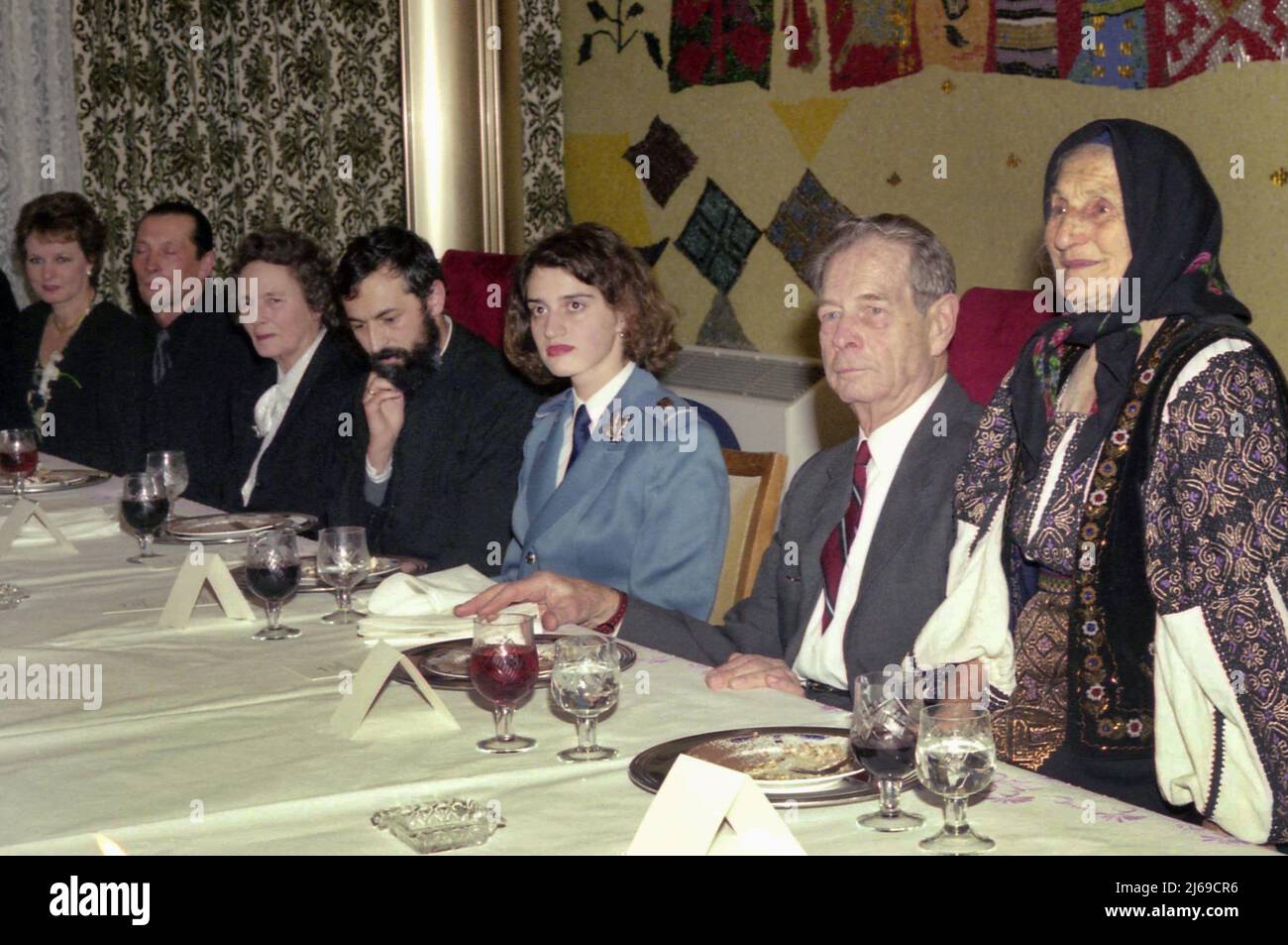 Bucarest, Roumanie, environ 1997. La famille royale roumaine rencontre l'anticommuniste Elisabeta Rizea (à droite). Banque D'Images