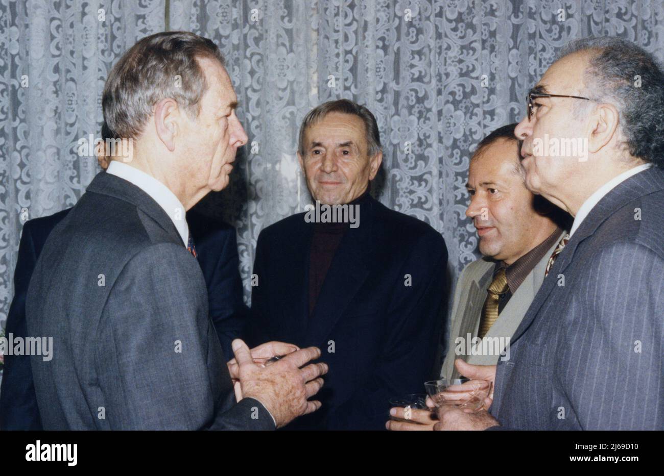 Bucarest, Roumanie, environ 1995. Le roi Michael I de Roumanie a rencontré les journalistes Valentin Paunescu, Sorin Rosca Stanescu et Vartan Archelian. Banque D'Images