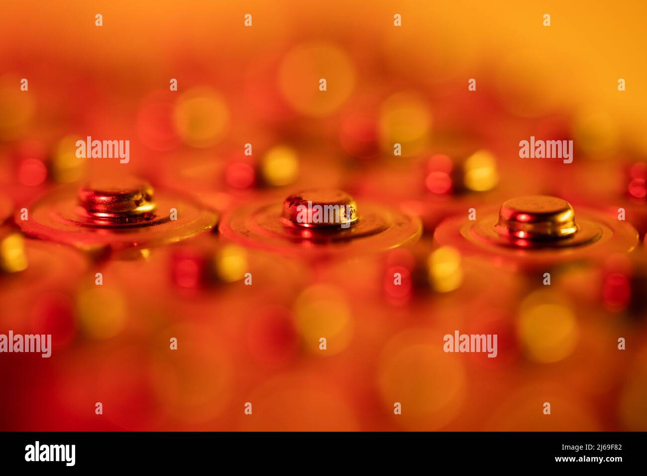 Gros plan des extrémités positives des piles déchargées, tailles AA, prise de vue macro, mise au point sélective. Batterie usagée Banque D'Images