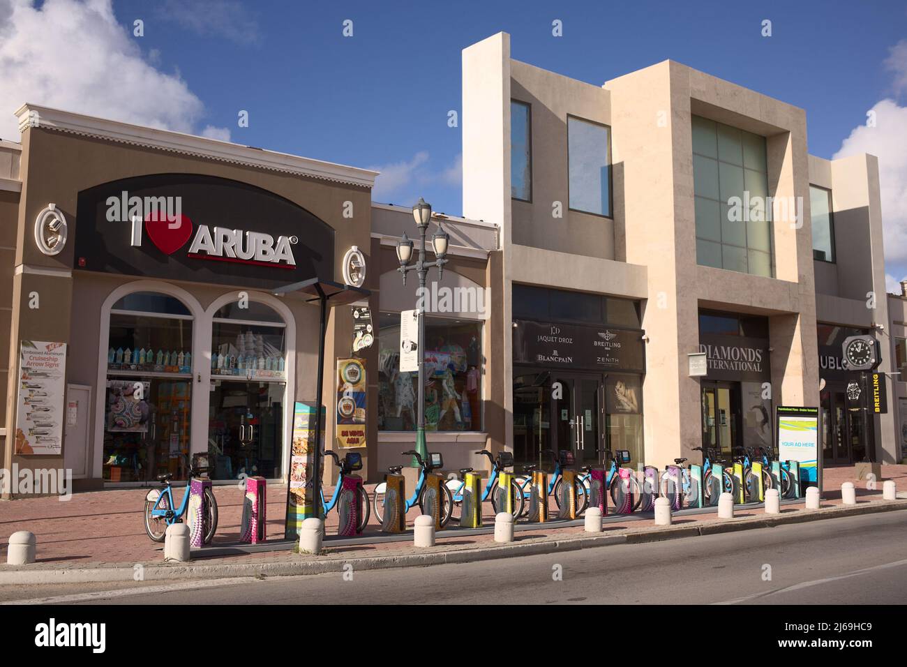 ORANJESTAD, ARUBA - 14 DÉCEMBRE 2020: Station de location de vélos verts, I Love Aruba souvenir Shop et Diamonds International Jewellery store sur Aruba Banque D'Images