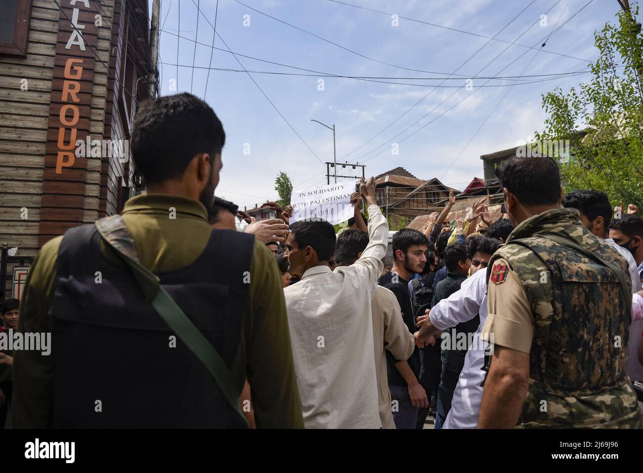 Cachemire, Inde. 29th avril 2022. Policier indien en garde lors d'un rallye marquant la journée de Quds (Jérusalem). Une initiative lancée par feu le dirigeant révolutionnaire iranien, l'ayatollah Ruhollah Khomeini, le jour du Qods, se tient chaque année le dernier vendredi du mois musulman à jeun du Ramadan. Crédit : SOPA Images Limited/Alamy Live News Banque D'Images