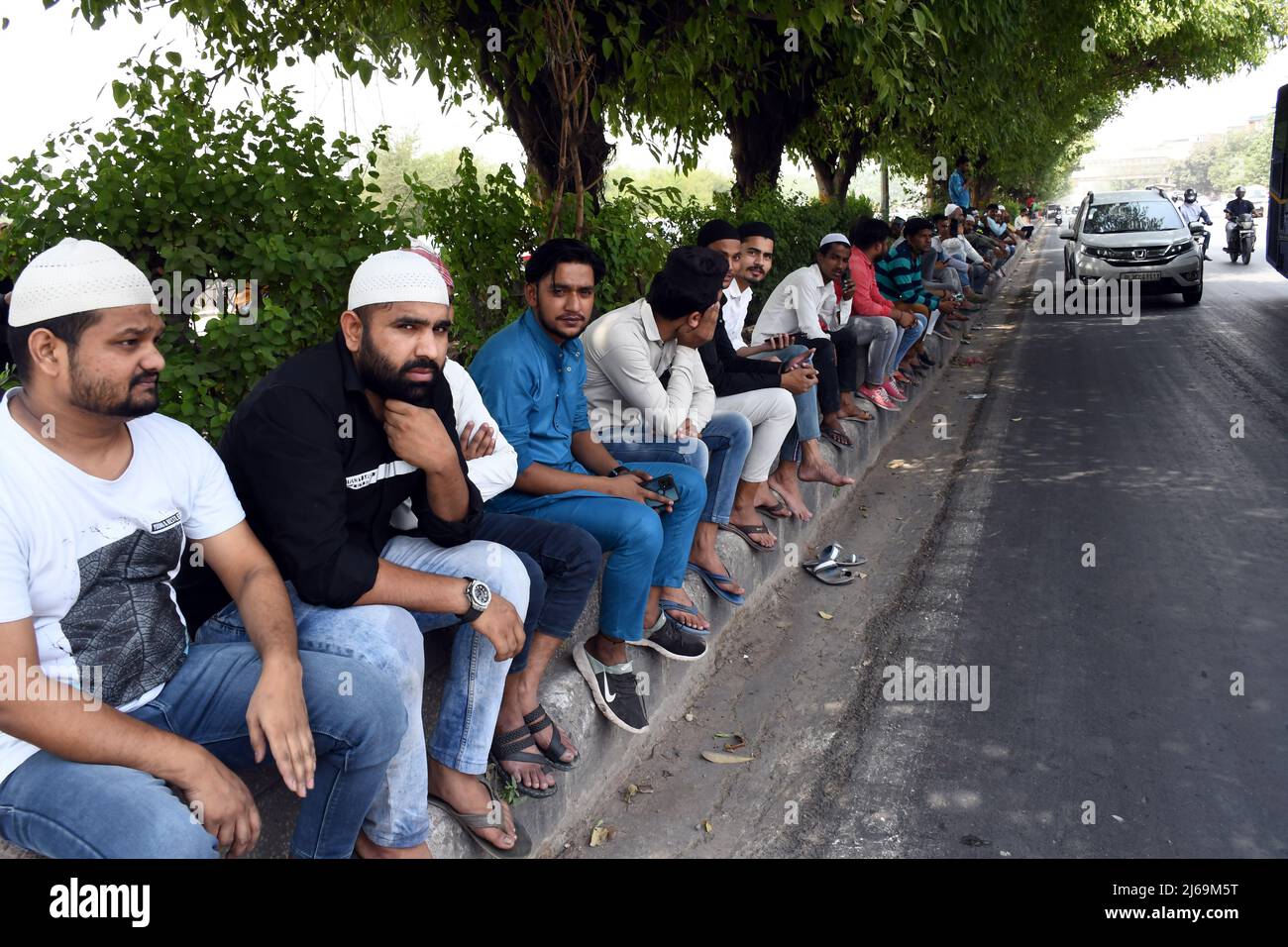 Les membres de la communauté musulmane participent aux prières du vendredi dernier vendredi du Ramadan, le 29 avril 2022, à Gandhi Nagar, à New Delhi, en Inde. Un décret de ne pas offrir Namaz dans les rues et la route a conduit à de grandes foules dans les mosquées pendant les prières. (Photo de Ravi Batra/Sipa USA) Banque D'Images