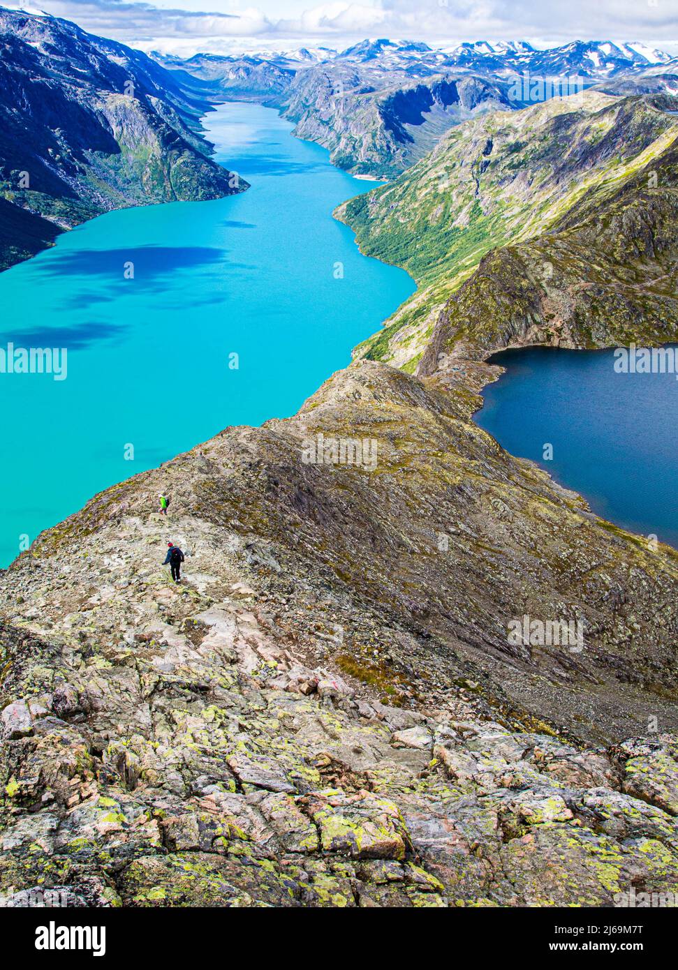 Vue sur les eaux turquoise du lac Gjende et du lac supérieur Bessvatnet sur la promenade de Besseggen Ridge dans le parc national de Jotunheimen Norvège Banque D'Images