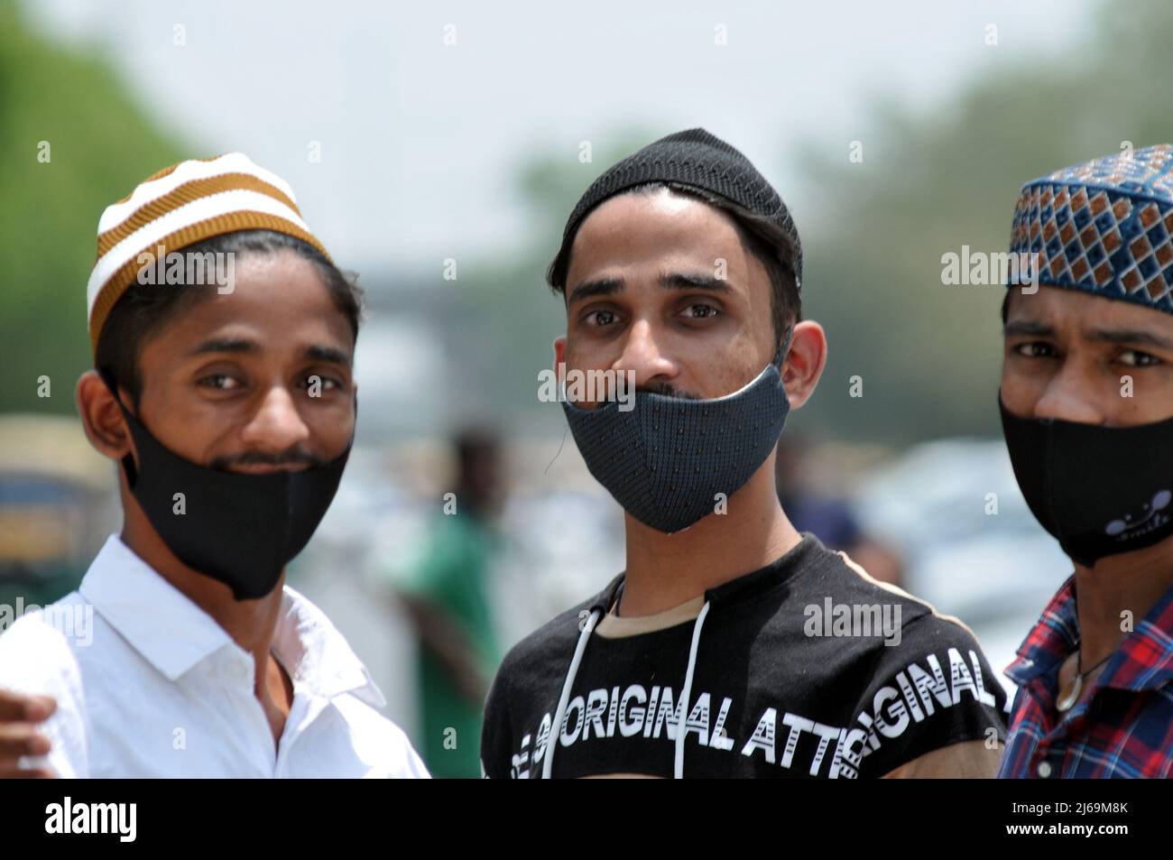 Les membres de la communauté musulmane participent aux prières du vendredi dernier vendredi du Ramadan, le 29 avril 2022, à Gandhi Nagar, à New Delhi, en Inde. Un décret de ne pas offrir Namaz dans les rues et la route a conduit à de grandes foules dans les mosquées pendant les prières. (Photo de Ravi Batra/Sipa USA) Banque D'Images