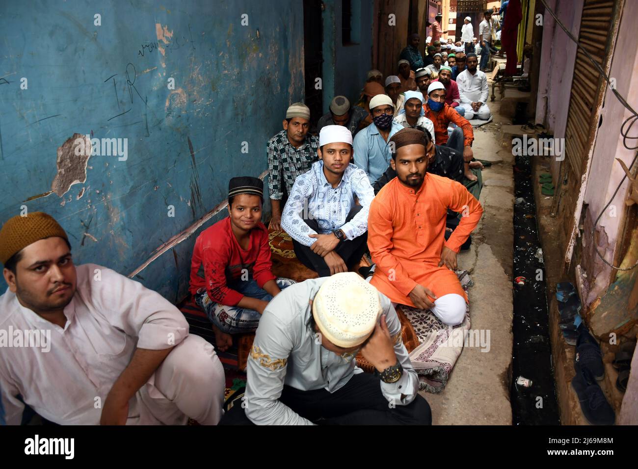 Les membres de la communauté musulmane participent aux prières du vendredi dernier vendredi du Ramadan, le 29 avril 2022, à Gandhi Nagar, à New Delhi, en Inde. Un décret de ne pas offrir Namaz dans les rues et la route a conduit à de grandes foules dans les mosquées pendant les prières. (Photo de Ravi Batra/Sipa USA) Banque D'Images