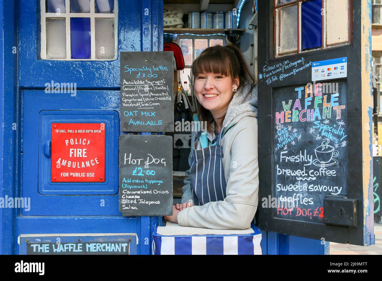 29 avril 2022. Glasgow, Royaume-Uni. CLAIRE ALLEN, de Lenzie, Glasgow, une directrice de restauration expérimentée, a récemment ouvert ce qu'elle pense être le plus petit café/restaurant de Glasgow. Elle a pris le contrôle d'une ancienne boîte de signalisation de la police à Wilson Street, Merchant City, près du centre-ville de Glasgow et l'a transformée en café vendant des gaufres, des hot-dogs, des toasties et une large sélection de boissons, avec des places en plein air. Crédit : Findlay/ Alamy Live News Banque D'Images