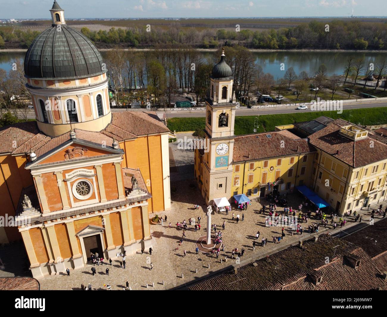 Vue aérienne de la promenade rose contre le cancer. Boretto, Italie. Photo de haute qualité Banque D'Images