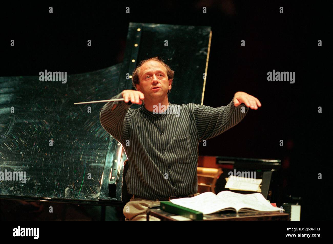 Ivan Fischer répète un programme de Bartok & Stravinsky avec l'Orchestre du Festival de Budapest au Usher Hall, à Édimbourg, pour un concert au Festival International d'Édimbourg le 12/08/1997 Banque D'Images