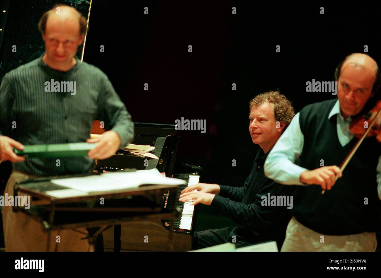 (À gauche) le chef d'orchestre Ivan Fischer et (au centre) le soliste Andras Schiff répètent un concerto pour piano Bartok avec l'Orchestre du Festival de Budapest au Usher Hall, à Édimbourg, pour un concert au Festival International d'Édimbourg le 12/08/1997 Banque D'Images