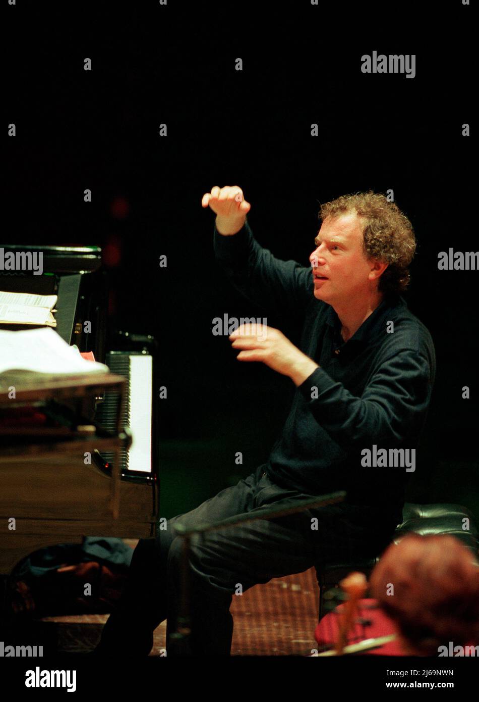 Andras Schiff répète un concerto pour piano Bartok avec l'Orchestre du Festival de Budapest au Usher Hall d'Édimbourg pour un concert au Festival International d'Édimbourg le 12/08/1997 Banque D'Images
