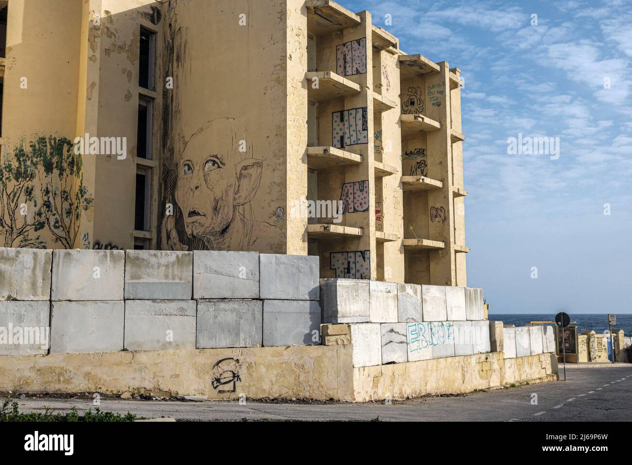Murale représentant le personnage Golum du film Seigneur des anneaux sur un mur de l'hôtel abandonné Jerma Palace, Marsaskala, Malte Banque D'Images