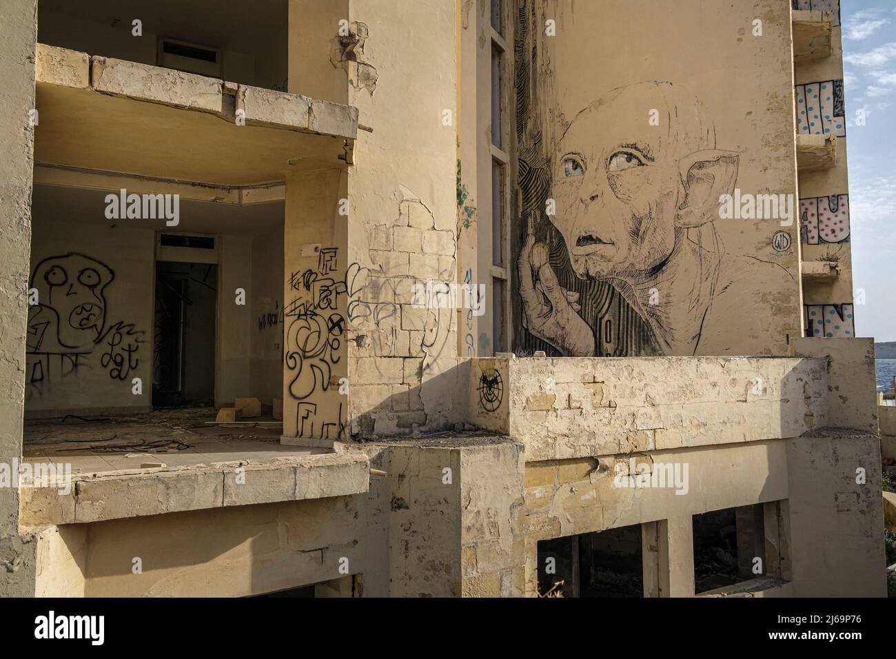 Murale représentant le personnage Golum du film Seigneur des anneaux sur un mur de l'hôtel abandonné Jerma Palace, Marsaskala, Malte Banque D'Images