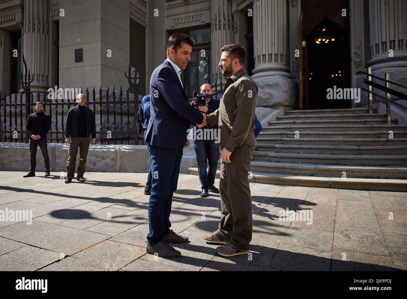 Kiev, Ukraine. 28 avril 2022. Le président ukrainien Volodymyr Zelenskyy, à droite, accueille le Premier ministre bulgare Kiril Petkov lorsqu’il arrive pour une réunion bilatérale au bureau des présidents, le 28 avril 2022 à Kiev, en Ukraine. La Bulgarie est membre de l'OTAN et a fourni un soutien matériel pour aider l'Ukraine à lutter contre l'invasion russe. Credit: Présidence de l'Ukraine/Présidence de l'Ukraine/Alamy Live News Banque D'Images