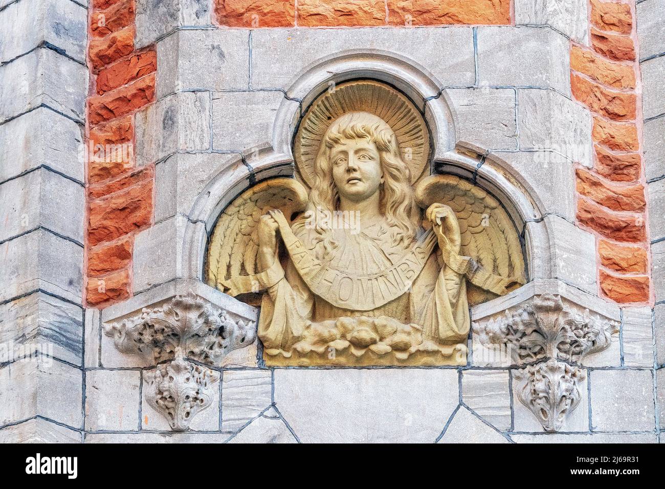 Sculpture d'un ange décorant une vieille église dans la rue Sainte-Catherine. Banque D'Images