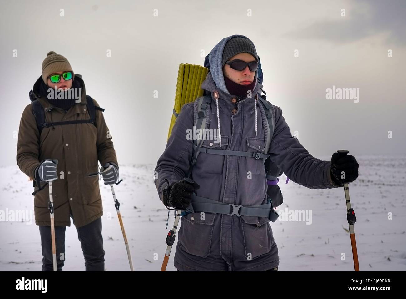 Les hommes vont le suivre pendant l'expédition polaire d'hiver vers le nord. Les personnes en vestes d'hiver avec grands sacs à dos. Escalade et expédition en hiver Banque D'Images