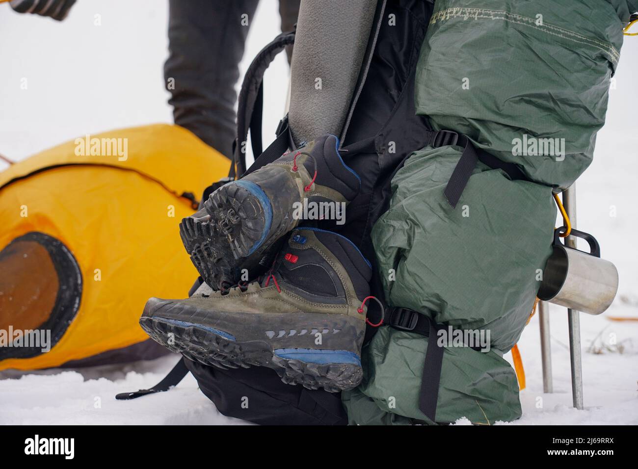 Deux gars mettent une tente dans la neige. Installation d'une tente pendant une expédition d'hiver dans des conditions extrêmes. Trekking en hiver Banque D'Images