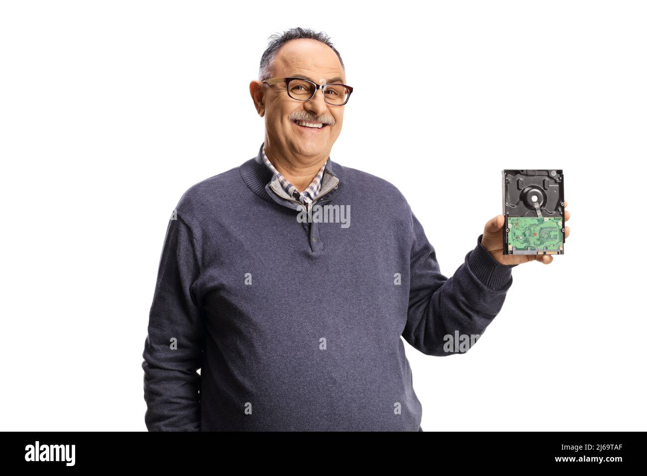 Homme mûr souriant tenant un disque dur d'ordinateur isolé sur fond blanc Banque D'Images