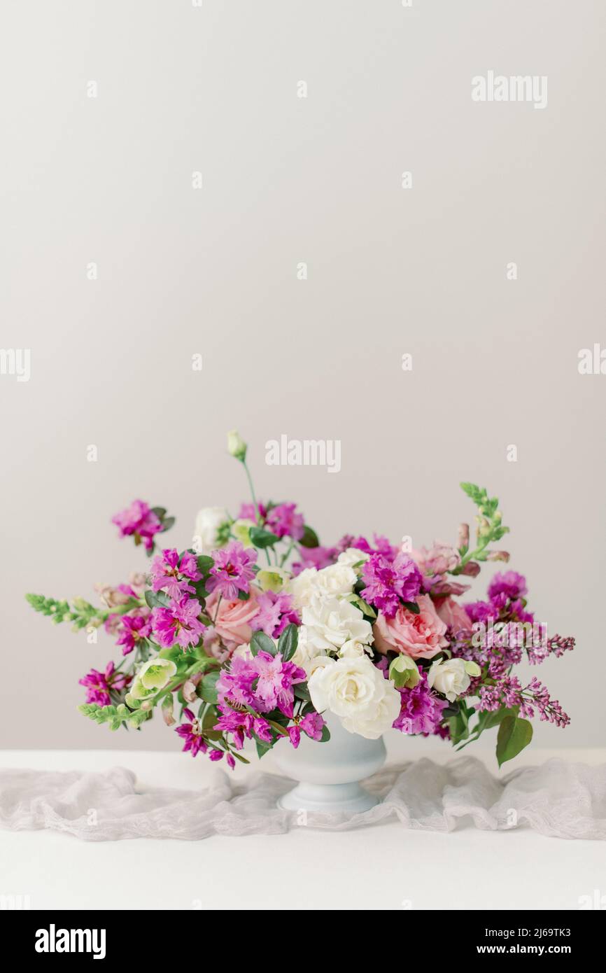 pièce maîtresse de printemps à motif floral avec des lilas violets et des roses roses roses à l'intérieur Banque D'Images