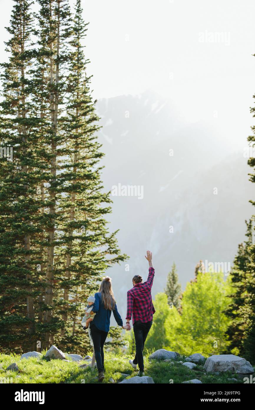 Couple tenant les mains et marchant sur les rochers dans Utah Big Cottonwood Banque D'Images