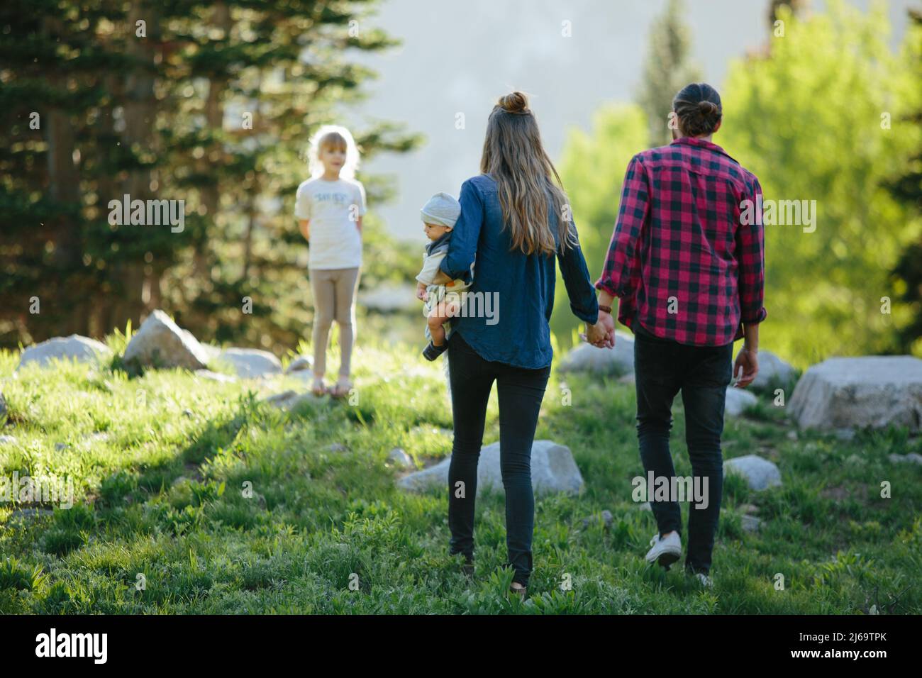 Famille avec bébé et enfant jouant dans la nature ensemble et holdin Banque D'Images