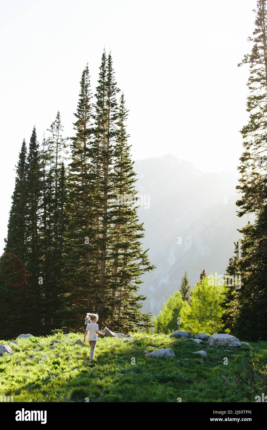 Une jeune fille qui marche au soleil dans le grand canyon de l'Utah en bois de coton Banque D'Images