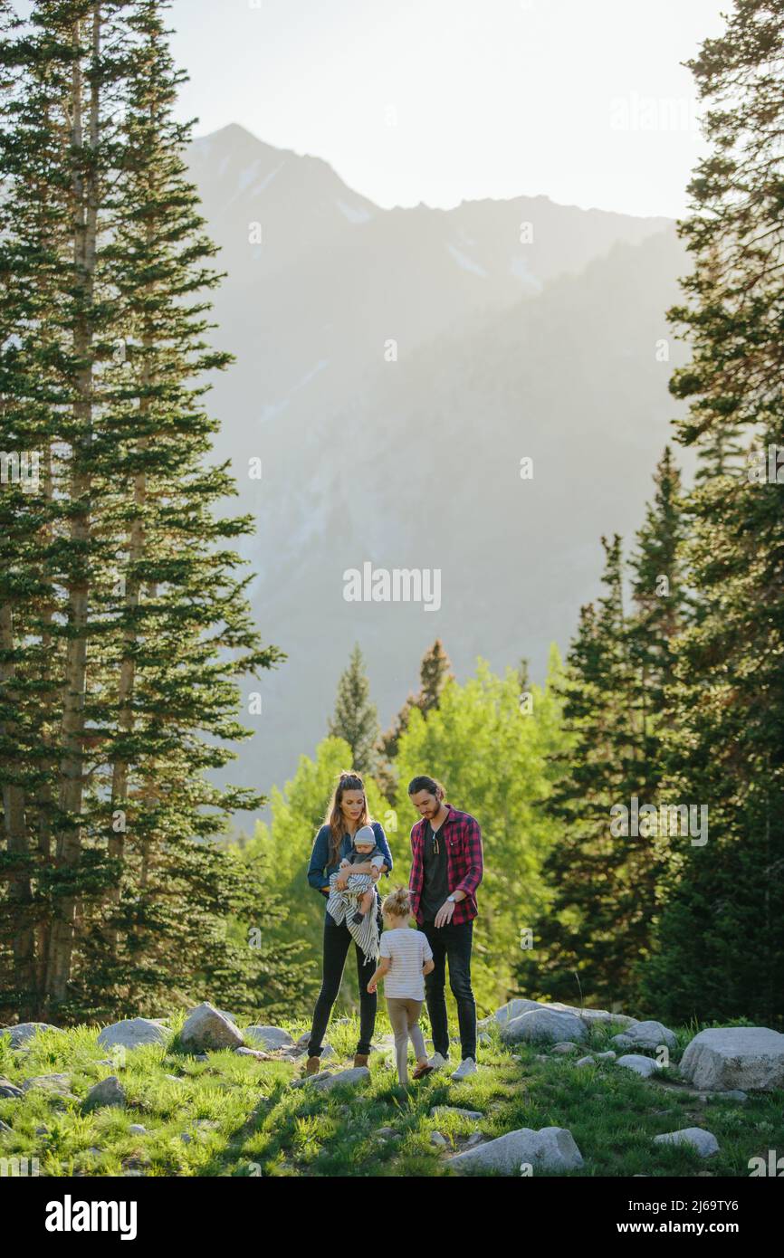 Famille dans la nature jouer avec l'enfant et le bébé avec des arbres et moun Banque D'Images