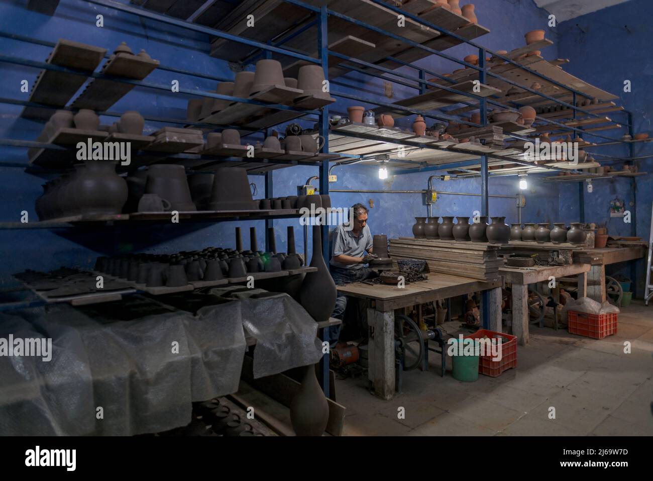 Atelier de deux artisans qui créent de la poterie pour le processus Talavera Banque D'Images