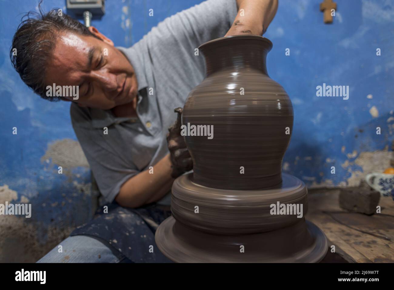 Artisan mexicain travaillant sur un vase de boue sur le tourniquet Banque D'Images