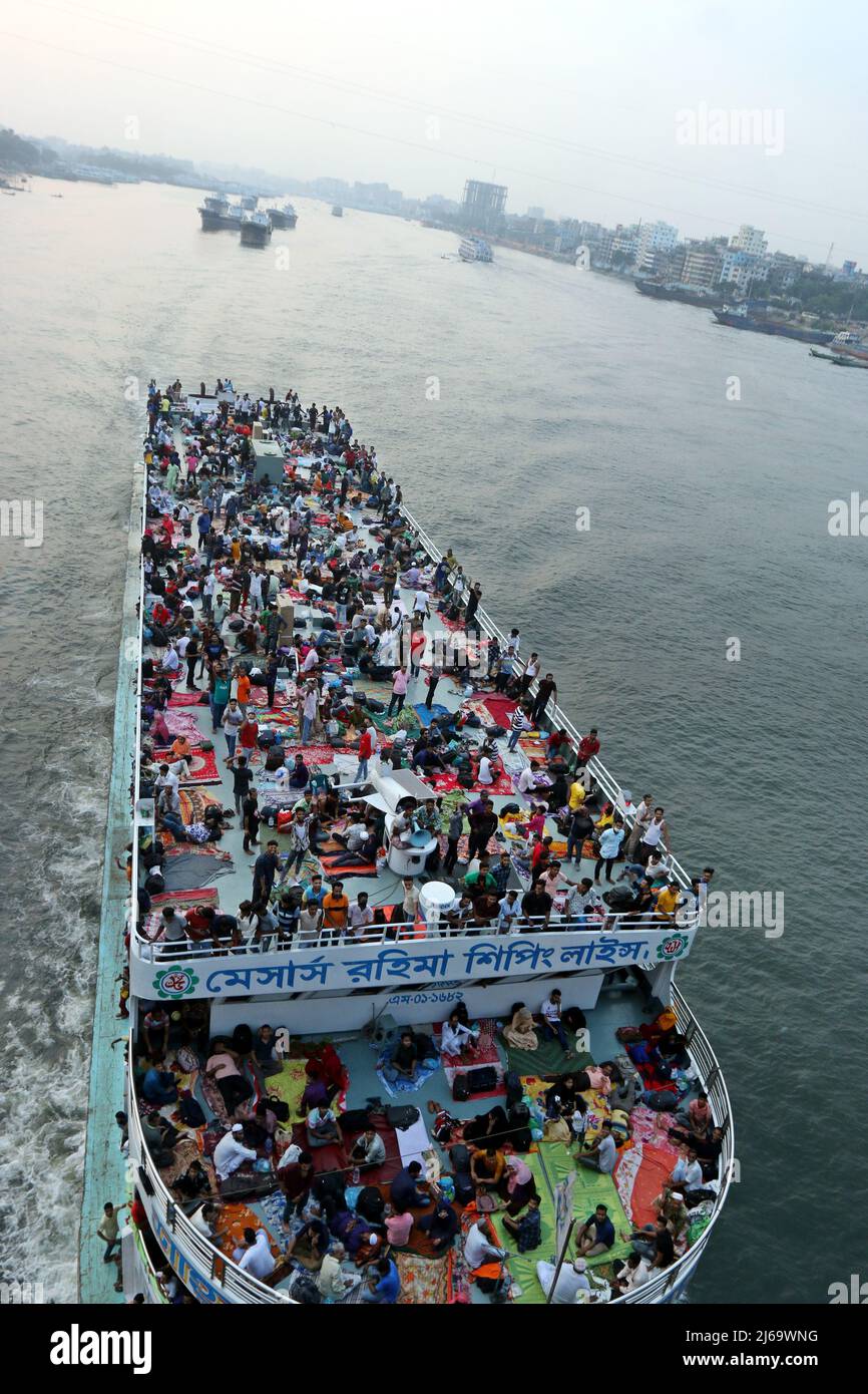 Dhaka, Bangladesh. 29th avril 2022. 29 avril 2022, Dhaka, Bangladesh : des ferries remplis de voyageurs sont visibles au terminal de Sadarghat. À l'approche du festival d'Eid-ul-Fitr, des milliers d'habitants de la capitale bangladaise ont afflué hors de la ville pour rejoindre le festival avec leur kith et leurs proches dans les maisons du village. Les musulmans du Bangladesh célébreront Eid-ul-Fitr. Le 29 avril 2022 à Dhaka, au Bangladesh. (Credit image: © Habibur Rahman/eyepix via ZUMA Press Wire) Credit: ZUMA Press, Inc./Alamy Live News Banque D'Images