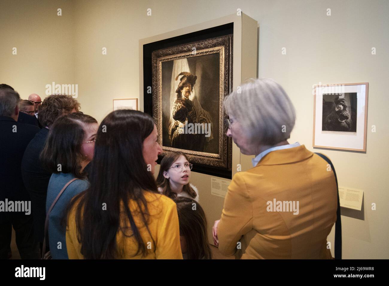 Amsterdam, pays-Bas. 29th avril 2022. 2022-04-29 18:07:24 LEEUWARDEN - l'ouverture de l'exposition sur le travail de Rembrandt van Rijn, de Vaandeldrager dans le Musée du Fries. Le tableau fera une tournée de douze musées dans toutes les provinces néerlandaises pendant un an. Le premier arrêt se trouve au musée du Fries. Le Groninger Museum est la dernière destination avant que la toile ne soit déplacée de façon permanente au Rijksmuseum à Amsterdam. ANP OLAF KRAAK pays-bas - belgique Out crédit: ANP/Alay Live News Banque D'Images