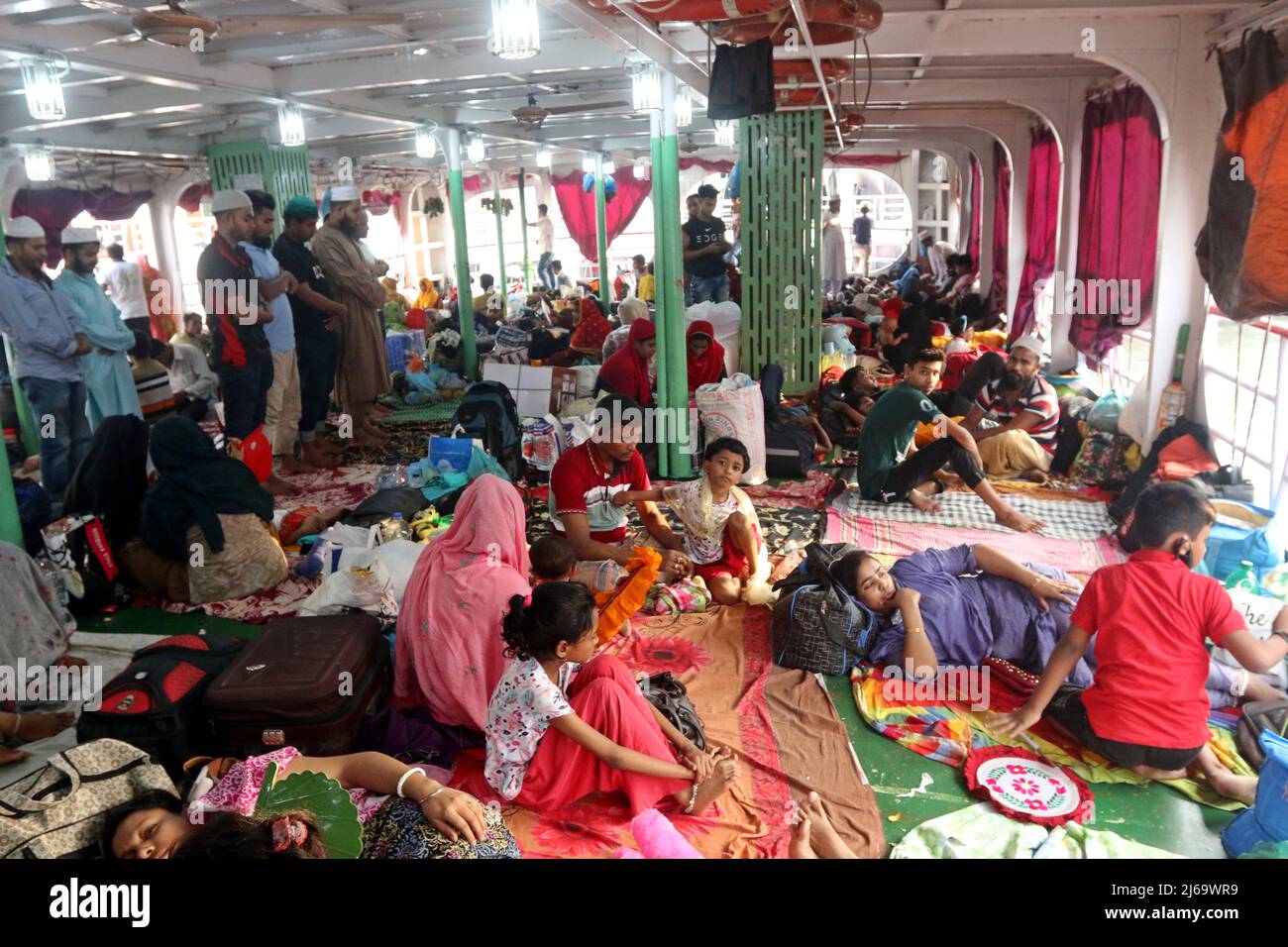 Dhaka, Bangladesh. 29th avril 2022. 29 avril 2022, Dhaka, Bangladesh : des ferries remplis de voyageurs sont visibles au terminal de Sadarghat. À l'approche du festival d'Eid-ul-Fitr, des milliers d'habitants de la capitale bangladaise ont afflué hors de la ville pour rejoindre le festival avec leur kith et leurs proches dans les maisons du village. Les musulmans du Bangladesh célébreront Eid-ul-Fitr. Le 29 avril 2022 à Dhaka, au Bangladesh. (Credit image: © Habibur Rahman/eyepix via ZUMA Press Wire) Credit: ZUMA Press, Inc./Alamy Live News Banque D'Images