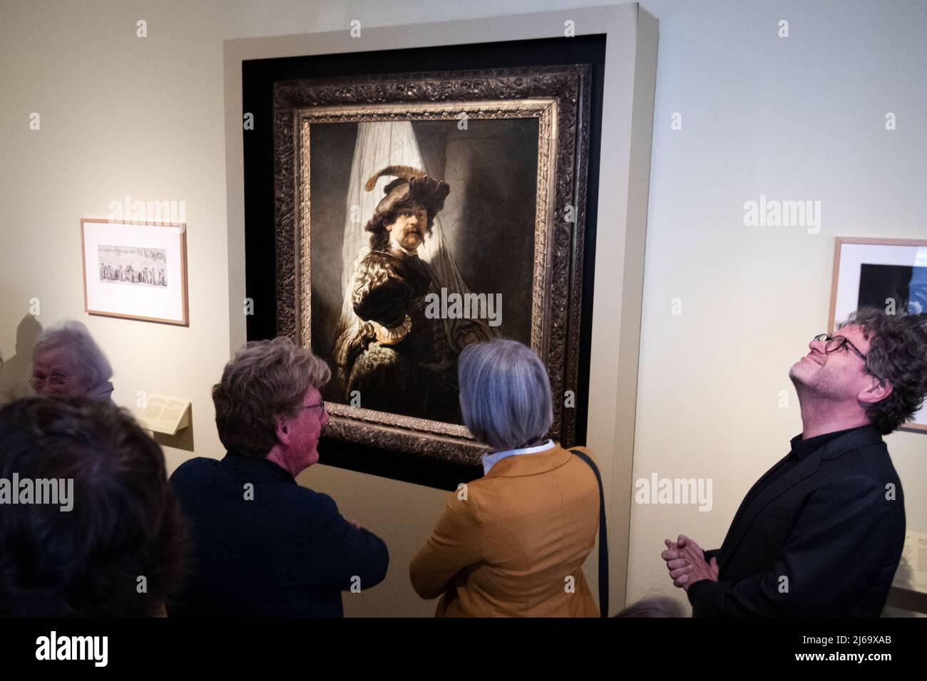 Amsterdam, pays-Bas. 29th avril 2022. 2022-04-29 18:08:52 LEEUWARDEN - l'ouverture de l'exposition sur le travail de Rembrandt van Rijn, de Vaandeldrager dans le Musée du Fries. Le tableau fera une tournée de douze musées dans toutes les provinces néerlandaises pendant un an. Le premier arrêt se trouve au musée du Fries. Le Groninger Museum est la dernière destination avant que la toile ne soit déplacée de façon permanente au Rijksmuseum à Amsterdam. ANP OLAF KRAAK pays-bas - belgique Out crédit: ANP/Alay Live News Banque D'Images