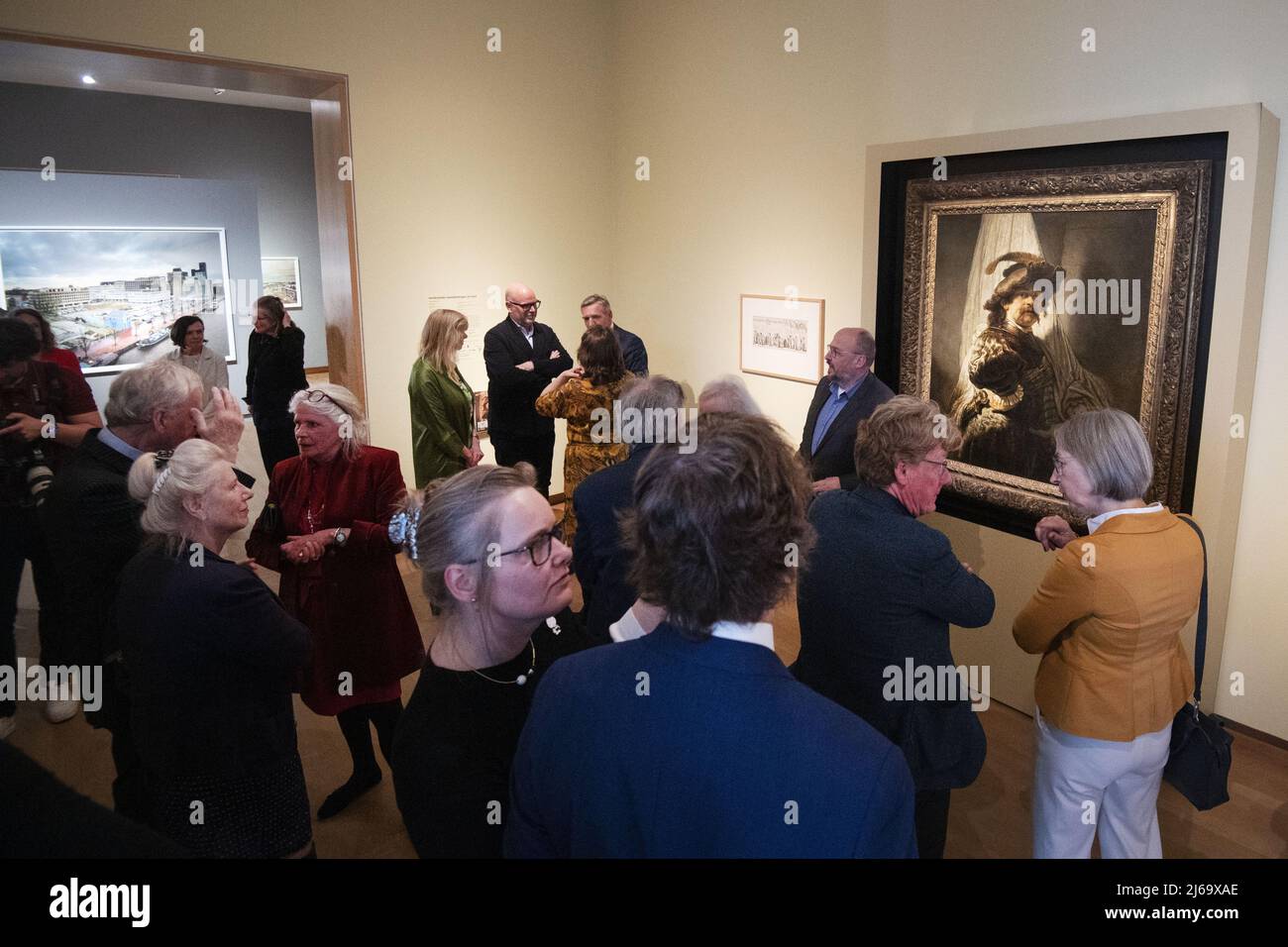 Amsterdam, pays-Bas. 29th avril 2022. 2022-04-29 18:08:58 LEEUWARDEN - l'ouverture de l'exposition sur le travail de Rembrandt van Rijn, de Vaandeldrager dans le Musée du Fries. Le tableau fera une tournée de douze musées dans toutes les provinces néerlandaises pendant un an. Le premier arrêt se trouve au musée du Fries. Le Groninger Museum est la dernière destination avant que la toile ne soit déplacée de façon permanente au Rijksmuseum à Amsterdam. ANP OLAF KRAAK pays-bas - belgique Out crédit: ANP/Alay Live News Banque D'Images