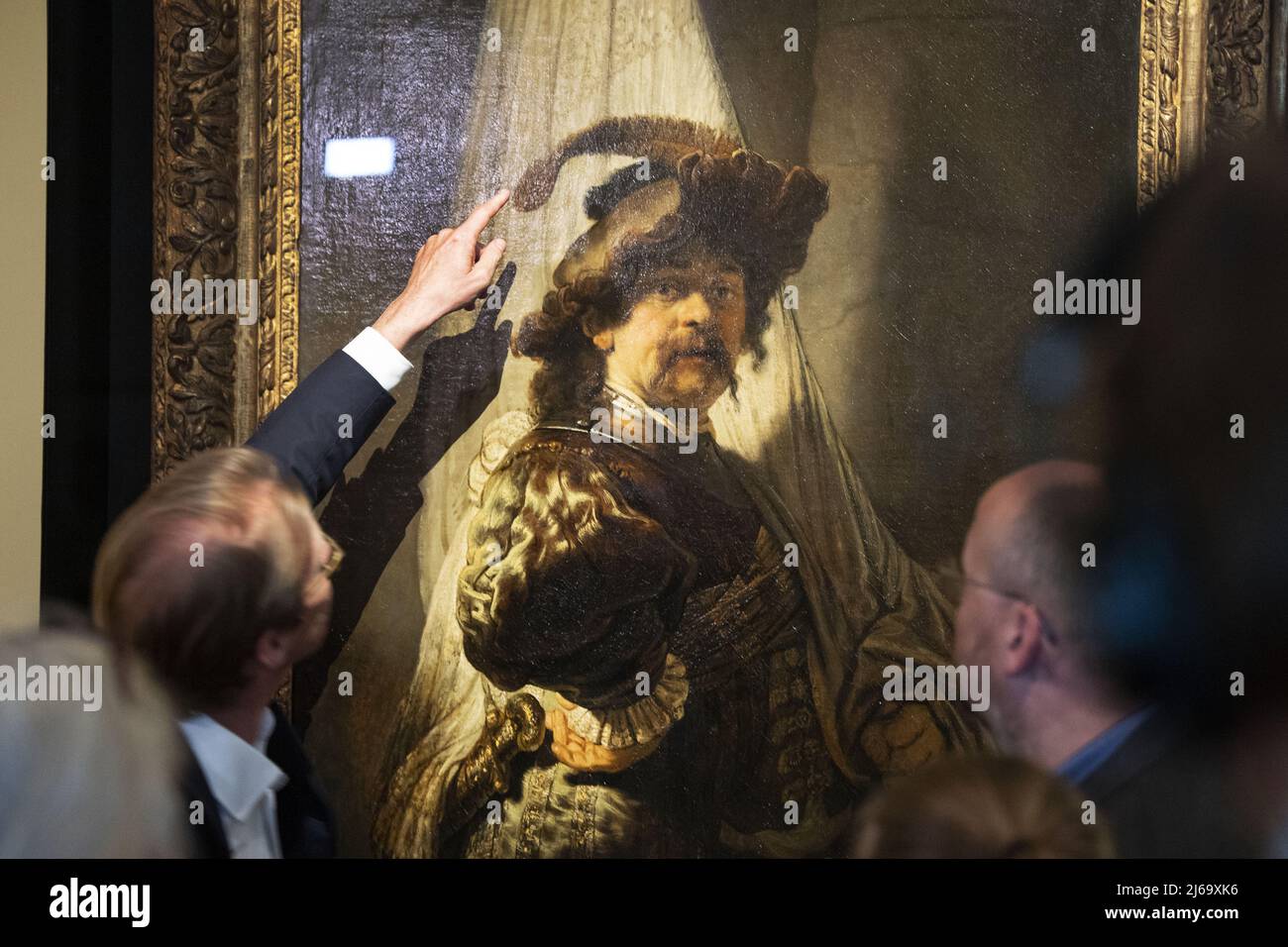 Amsterdam, pays-Bas. 29th avril 2022. 2022-04-29 17:59:30 LEEUWARDEN - Taco Dibbits, directeur du Rijksmuseum lors de l'ouverture de l'exposition sur l'œuvre de Rembrandt van Rijn, de Vaandeldrager dans le musée du Fries. Le tableau fera une tournée de douze musées dans toutes les provinces néerlandaises pendant un an. Le premier arrêt se trouve au musée du Fries. Le Groninger Museum est la dernière destination avant que la toile ne soit déplacée de façon permanente au Rijksmuseum à Amsterdam. ANP OLAF KRAAK pays-bas - belgique Out crédit: ANP/Alay Live News Banque D'Images