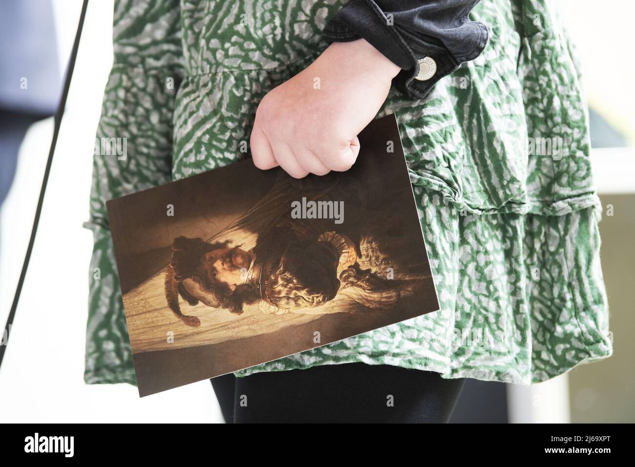 Amsterdam, pays-Bas. 29th avril 2022. 2022-04-29 17:43:05 LEEUWARDEN - Une fille avec l'image du porteur standard. L'ouverture de l'exposition sur l'œuvre de Rembrandt van Rijn, de Vaandeldrager dans le Musée du Fries. Le tableau fera une tournée de douze musées dans toutes les provinces néerlandaises pendant un an. Le premier arrêt se trouve au musée du Fries. Le Groninger Museum est la dernière destination avant que la toile ne soit déplacée de façon permanente au Rijksmuseum à Amsterdam. ANP OLAF KRAAK pays-bas - belgique Out crédit: ANP/Alay Live News Banque D'Images