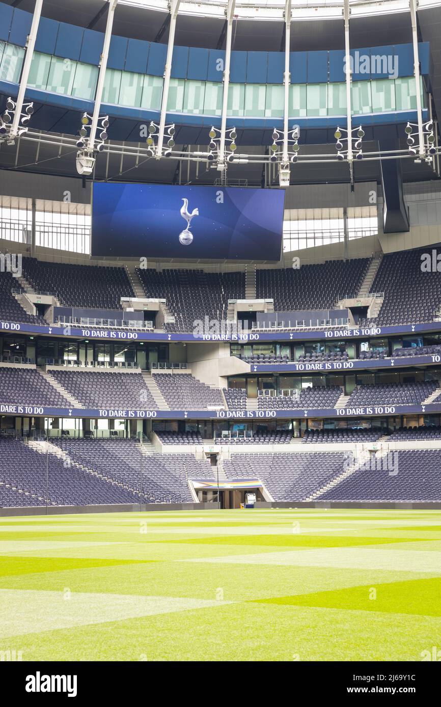 Vue sur le terrain vide et le stand du stade de football Tottenham Hotspur Banque D'Images Vue sur le terrain vide et le stand du stade de football Tottenham Hotspur Banque D'Images