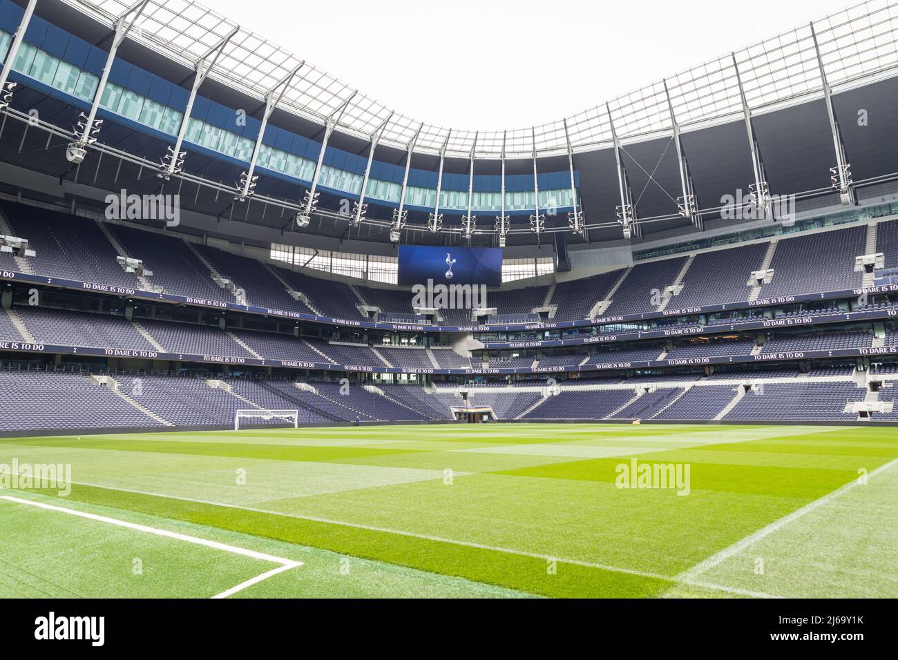 Vue sur le terrain vide et le stand du stade de football Tottenham Hotspur Banque D'Images