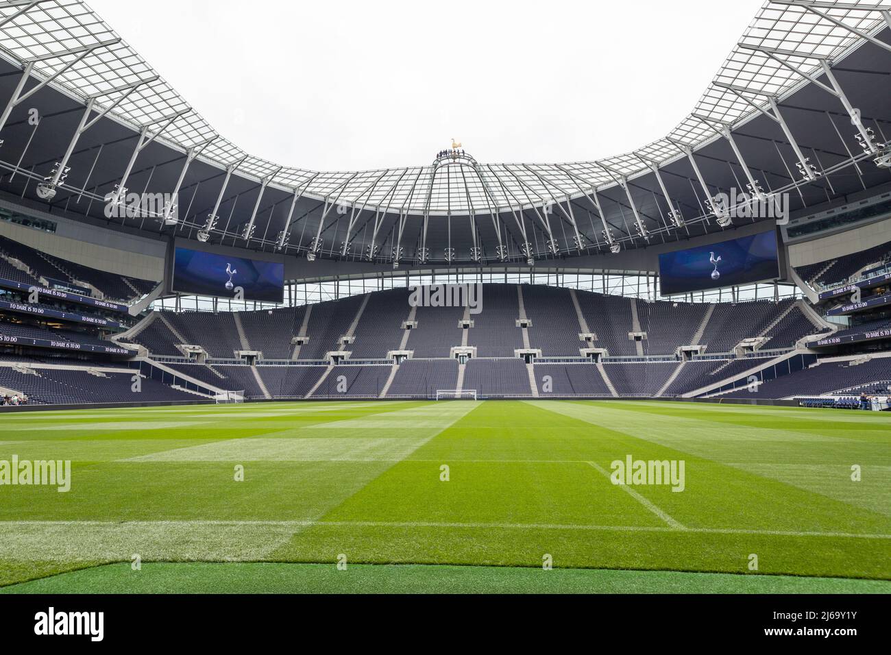 Vue sur le terrain vide et le stand du stade de football Tottenham Hotspur Banque D'Images Vue sur le terrain vide et le stand du stade de football Tottenham Hotspur Banque D'Images