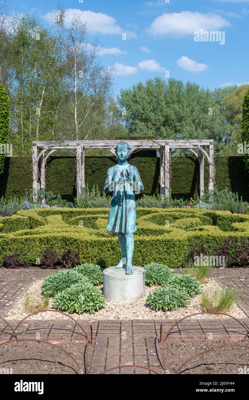 Waterperry Gardens avec sculpture, jardin de nœuds et haies topiaires, Oxfordshire, Angleterre, Royaume-Uni Banque D'Images