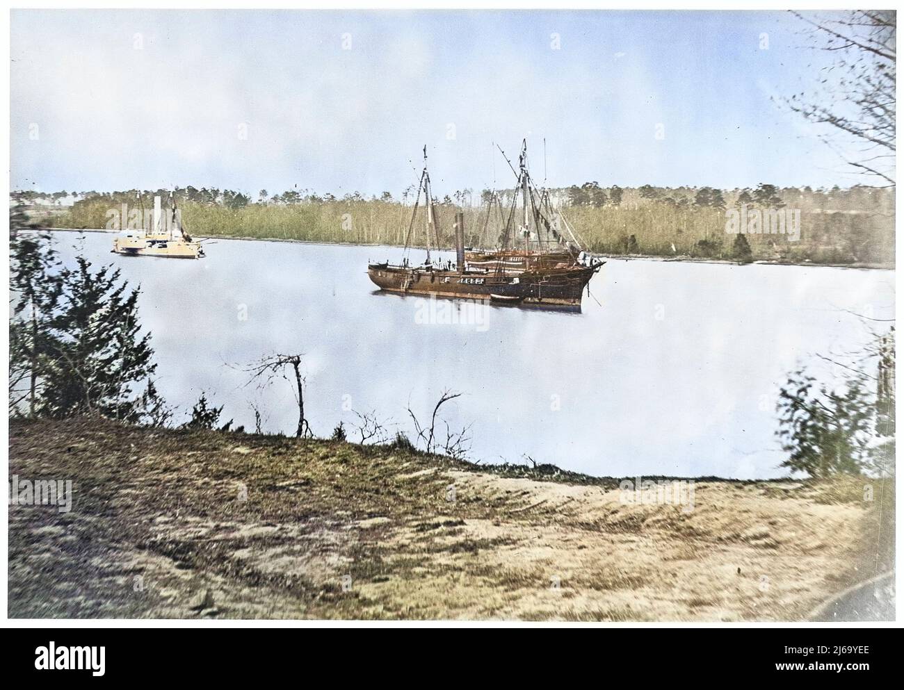 Canonnière américaine 'endota' et autres navires sur la rivière James, en Virginie. 1864–1865 Banque D'Images