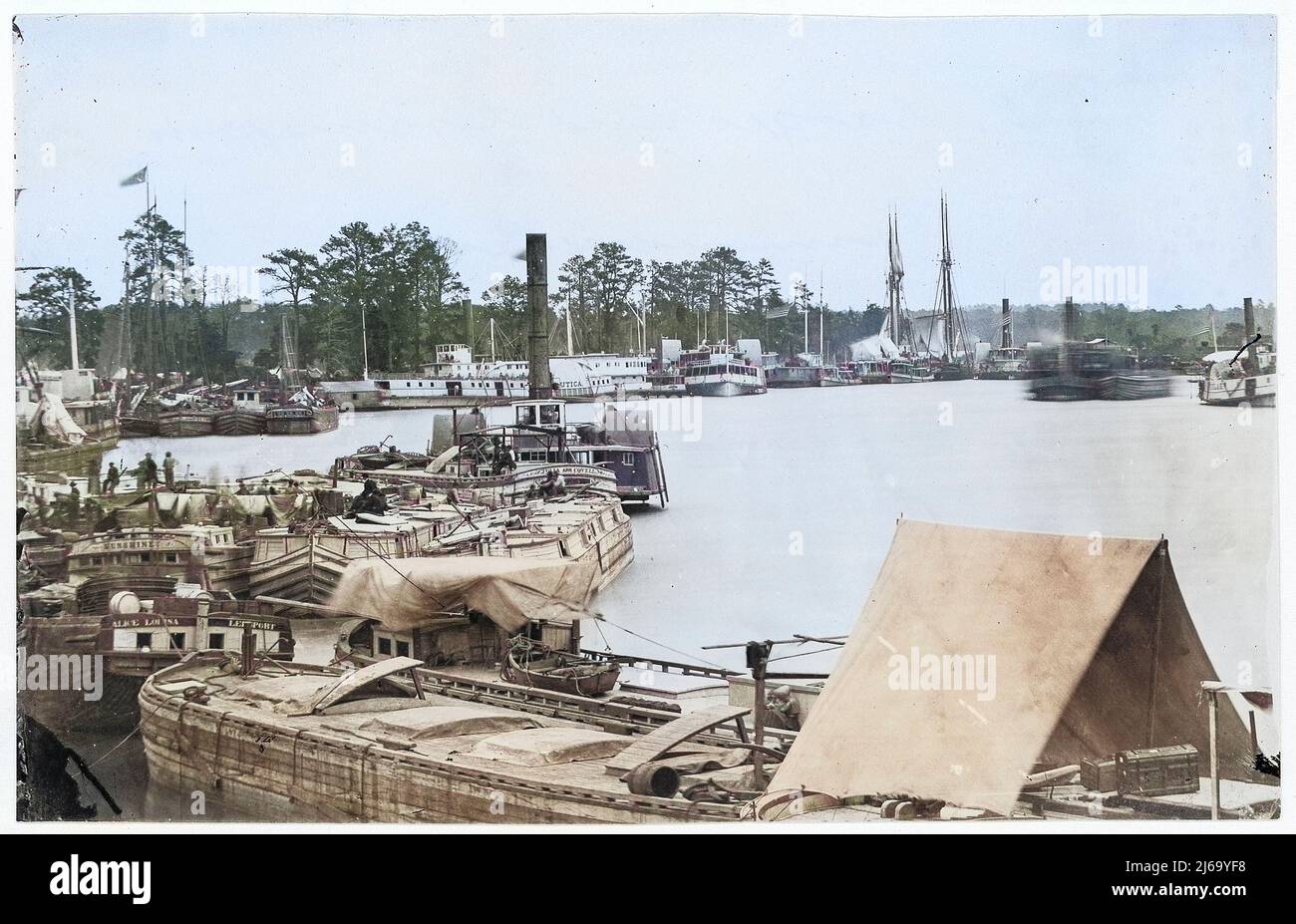 Barges, steamers et Transports, White House Landing, rivière Pamunkey, Virginie. 1861–1865. Timothy H. O'Sullivan Banque D'Images