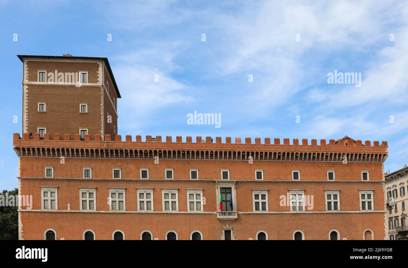 Rome, RM, Italie - 18 août 2020 : façade du Palazzo Venezia avec le balcon où le Duce Benito Mussolini semblait faire son célèbre discours Banque D'Images