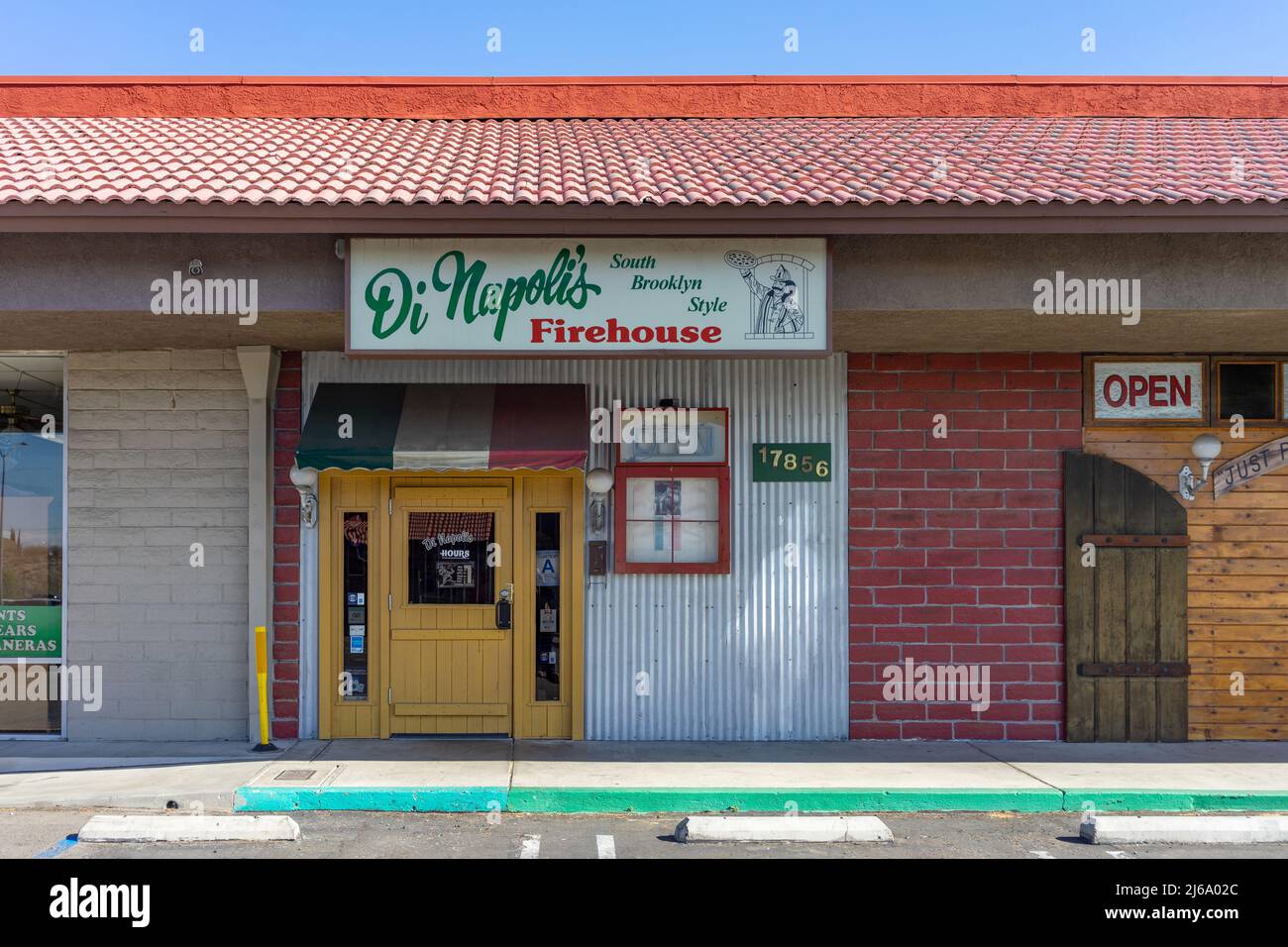 Apple Valley, CA, États-Unis – 20 avril 2022 : le restaurant South Brooklyn Firehouse Pizza de di Napoli, un point de repère local dans la ville d'Apple Valley, Californie Banque D'Images