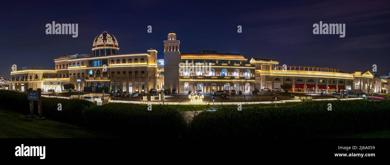 Katara Kultural village vue des Galeries Lafayette, destination touristique populaire à Doha, Qatar Banque D'Images