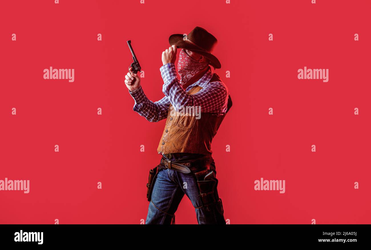 Bandit américain dans le masque, homme occidental avec chapeau. Homme portant un chapeau de cow-boy, arme à feu. L'Ouest, les armes. Cow-boy américain. Cowboy portant un chapeau. La vie occidentale. Le gars Banque D'Images