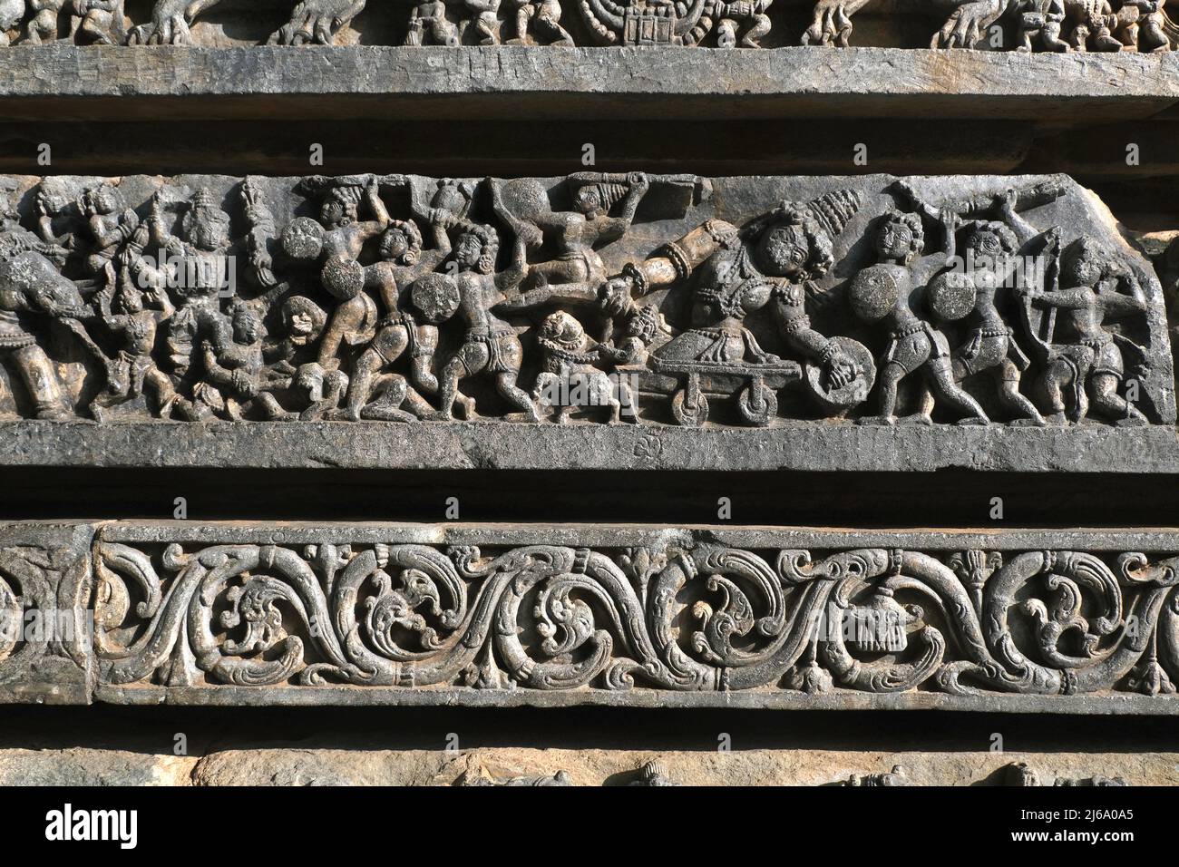 Sculptures sur les murs extérieurs du temple Hoysaleswara à Halebidu, l'ancienne capitale du Hoysala, Karnataka. Banque D'Images