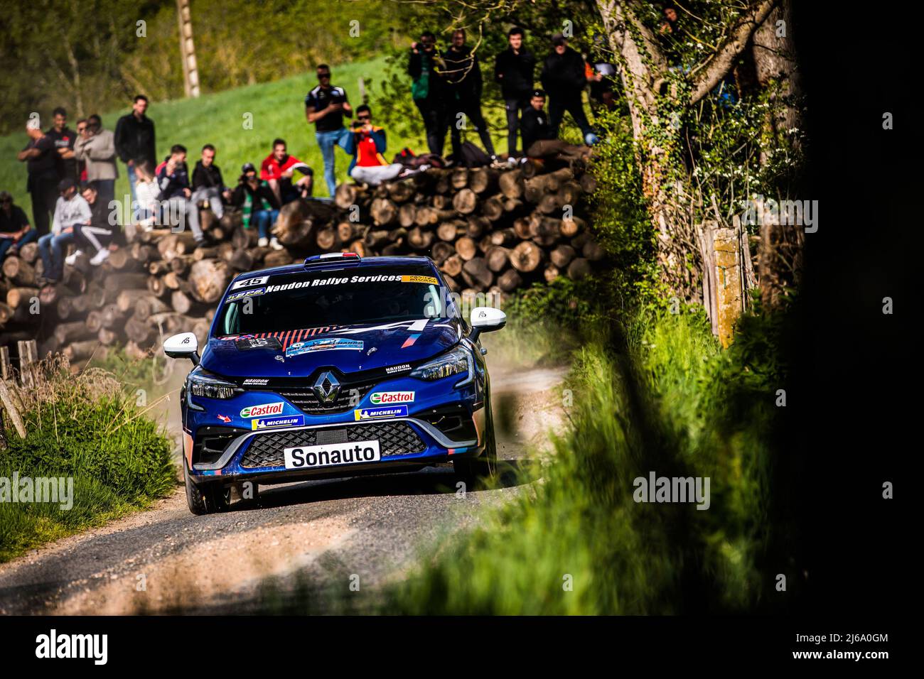 Charbonnières-les-bains, France. 29th avril 2022. 45 WILLIAMS Sara, FREEMAN Max, Renault Clio RS Line, action pendant le Rallye Rhône Charbonnières 2022, 2nd tour du Championnat de France des Rallyes 2022, du 28 au 30 avril à Charbonnières-les-bains, France - photo Bastien Roux / DPPI crédit: DPPI Media/Alay Live News Banque D'Images