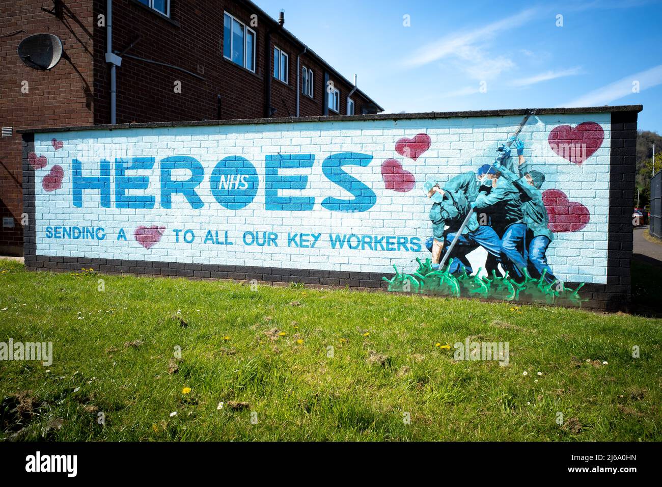 Glynn, Irlande du Nord - 29 avril 2022 : murale NHS Heroes représentant le travail des travailleurs des services de santé de première ligne dans la lutte contre la pandémie de COVID-19 Banque D'Images