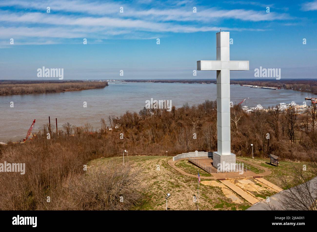 Wickliffe, Kentucky - la Croix du mémorial de fort Jefferson, d'une hauteur de 90 mètres, au confluent des rivières Ohio et Mississippi. Banque D'Images