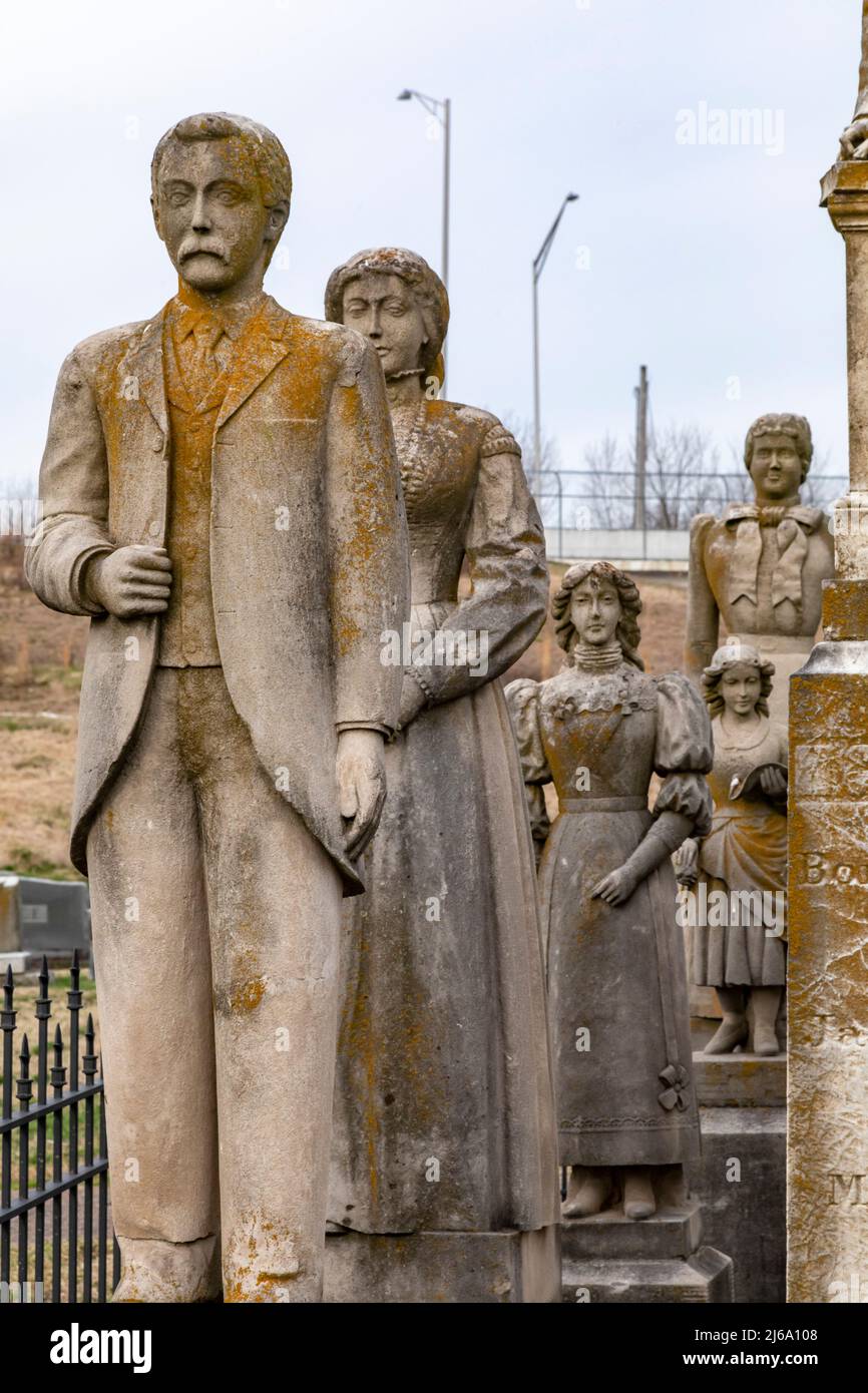 Mayfield, Kentucky - Vue partielle sur les monuments de Wooldridge dans le cimetière de Maplewood. Le colonel Henry Wooldridge a fait ériger des statues dans le 1890s du fr Banque D'Images